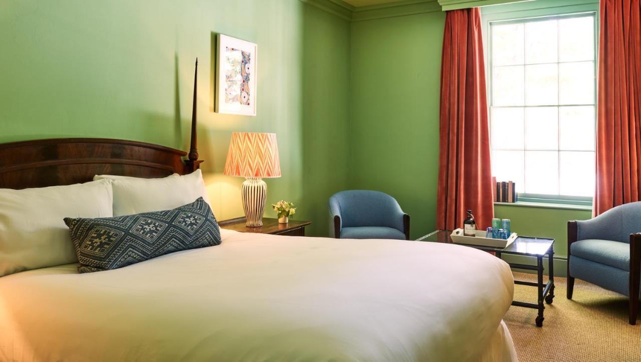 Mitre Hotel Kingston upon Thames  Exterior foto A room at the Hotel Commonwealth