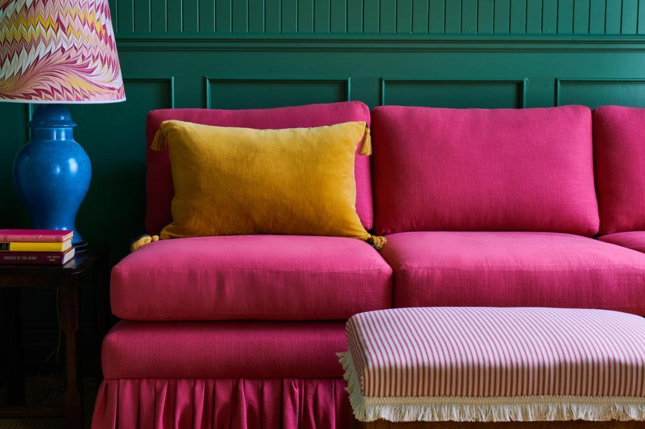 Mitre Hotel Kingston upon Thames  Exterior foto A sofa upholstered in velvet
