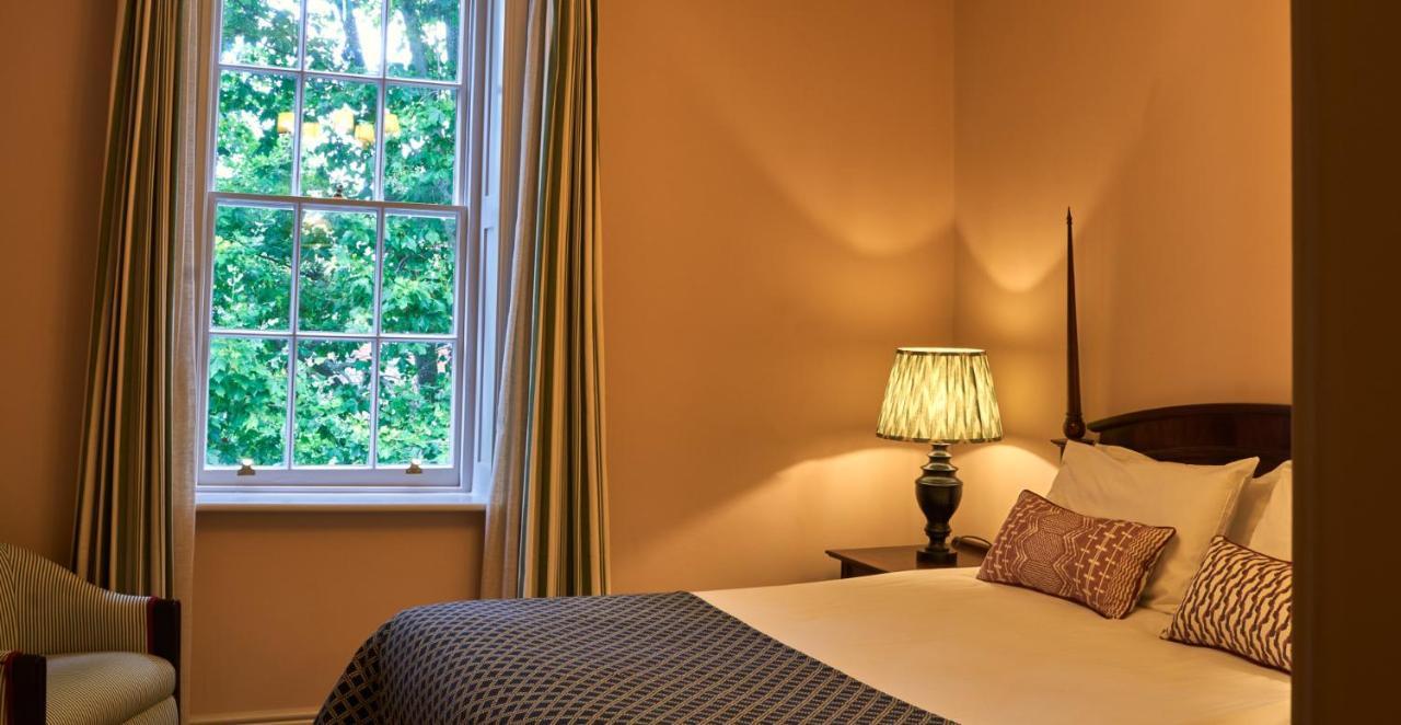 Mitre Hotel Kingston upon Thames  Exterior foto A bedroom at the hotel