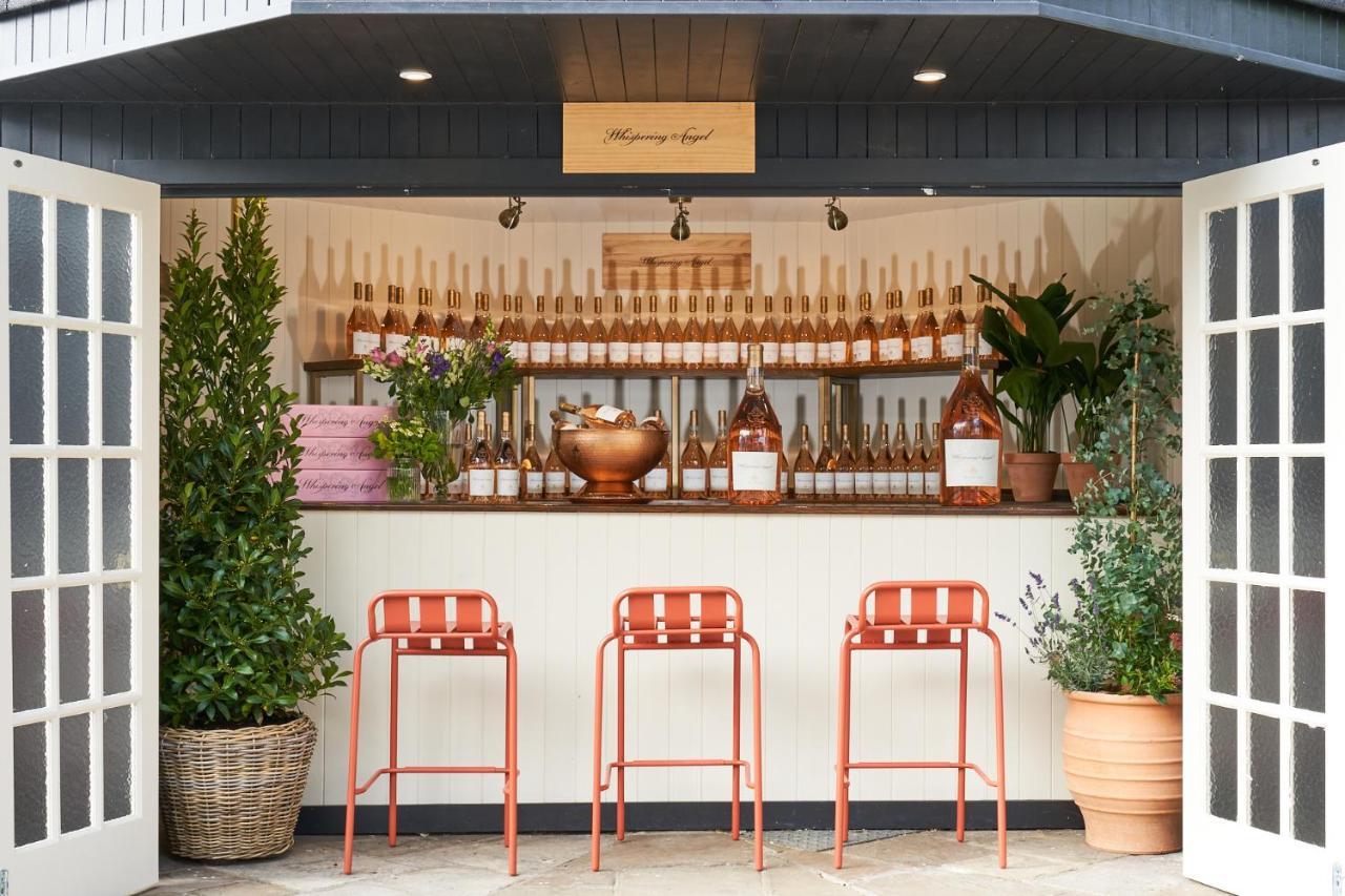 Mitre Hotel Kingston upon Thames  Exterior foto The bar at the 2019 edition of the 100 Campuses for Change conference
