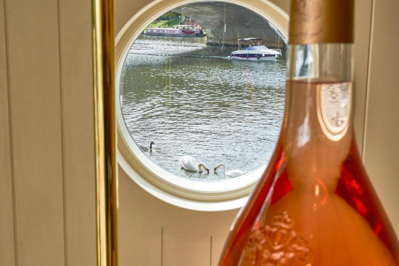 Mitre Hotel Kingston upon Thames  Exterior foto A view of the River Thames from the window of a bedroom at The Swan