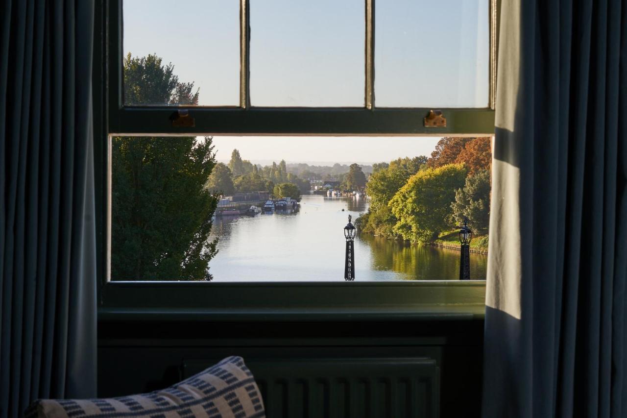 Mitre Hotel Kingston upon Thames  Exterior foto View of the River Thames from the window of a room at the hotel