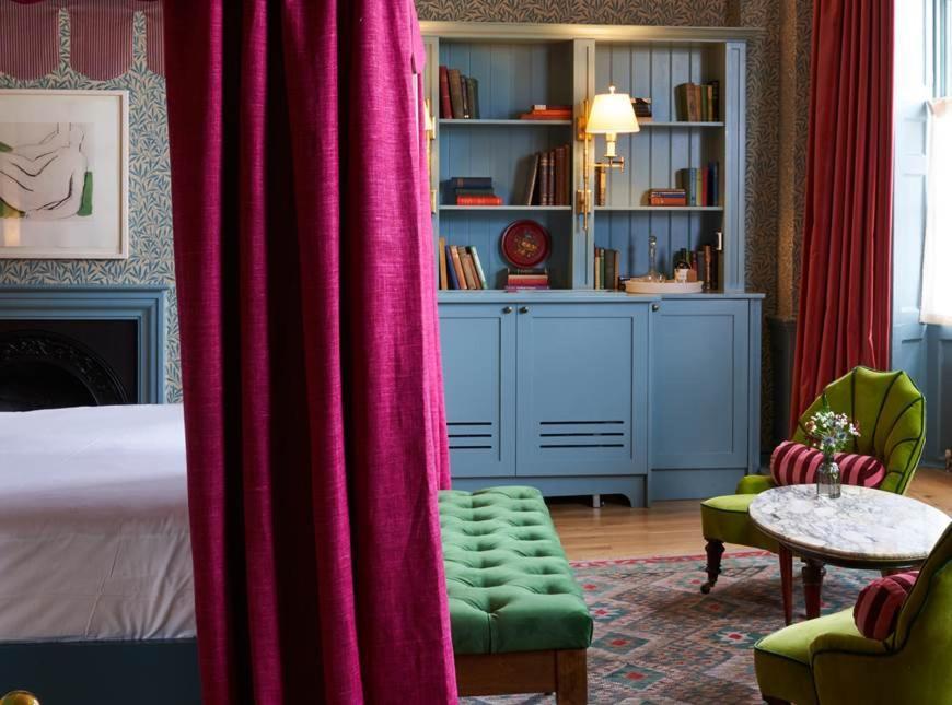 Mitre Hotel Kingston upon Thames  Exterior foto A room at the Hotel