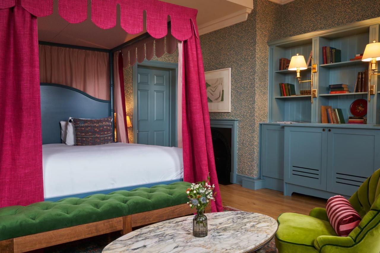 Mitre Hotel Kingston upon Thames  Exterior foto A bedroom at The Mitre