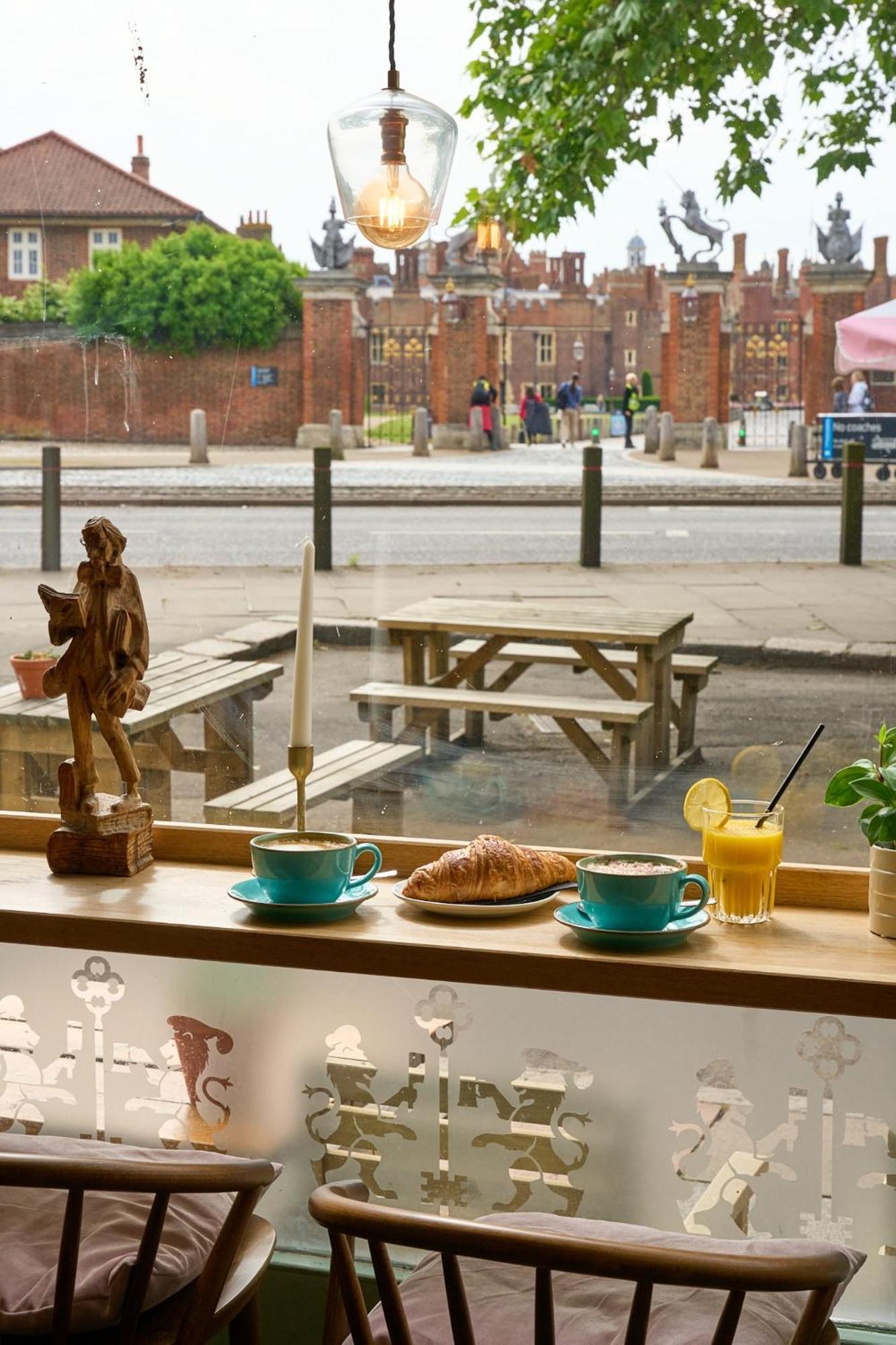 Mitre Hotel Kingston upon Thames  Exterior foto The view from the window of the café