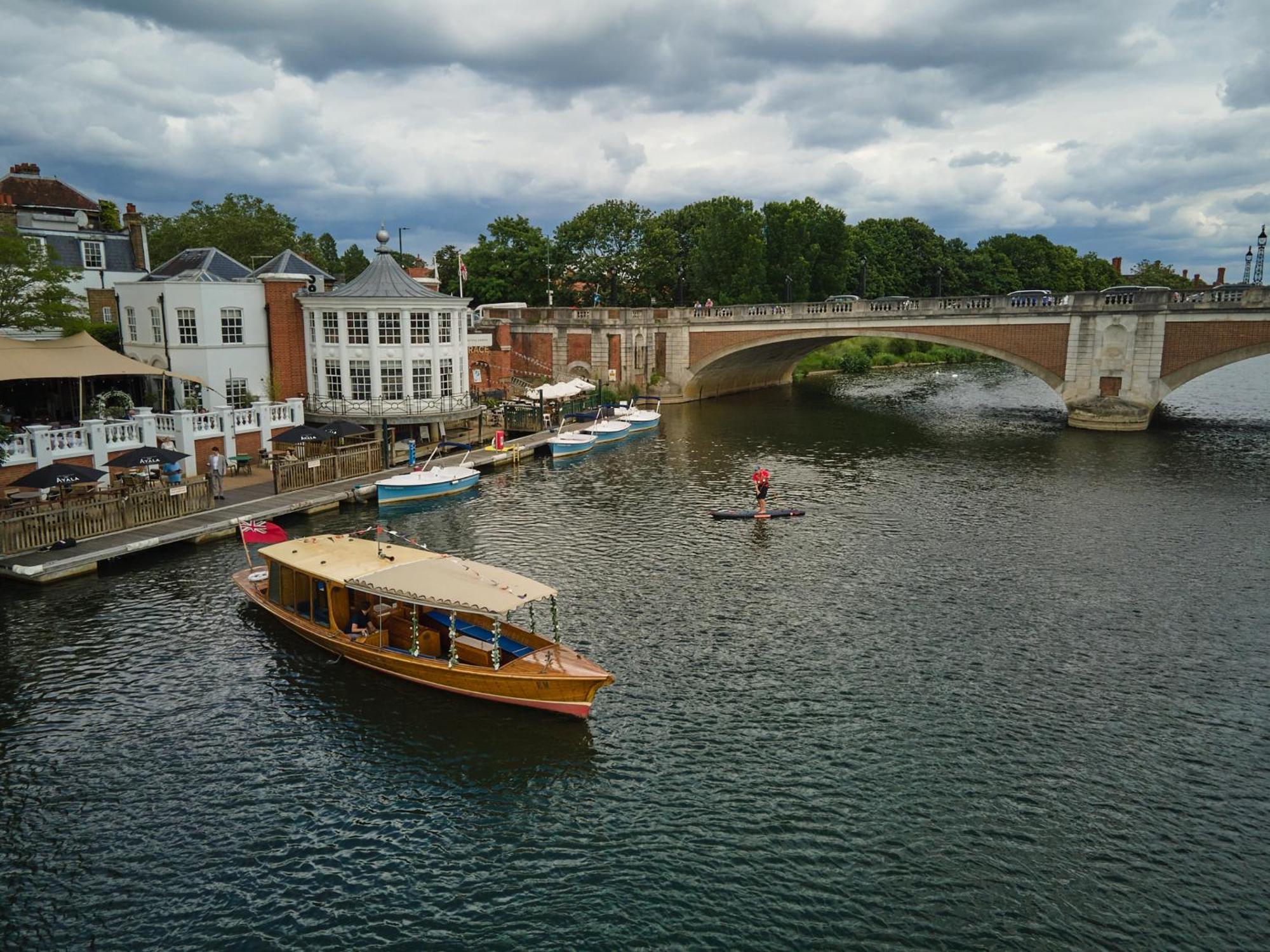 Mitre Hotel Kingston upon Thames  Exterior foto The River Wey at Farnham
