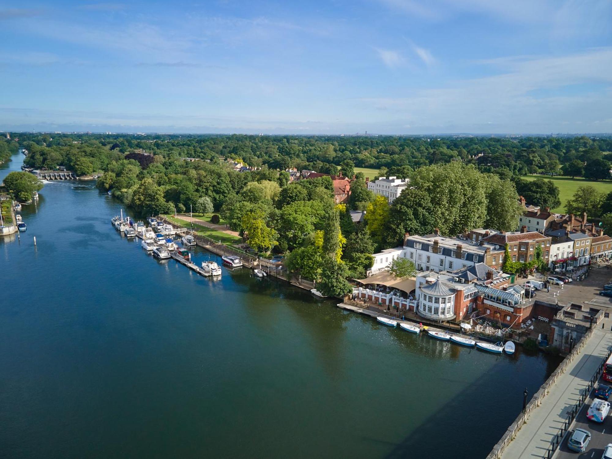 Mitre Hotel Kingston upon Thames  Exterior foto The River Wey at Farnham