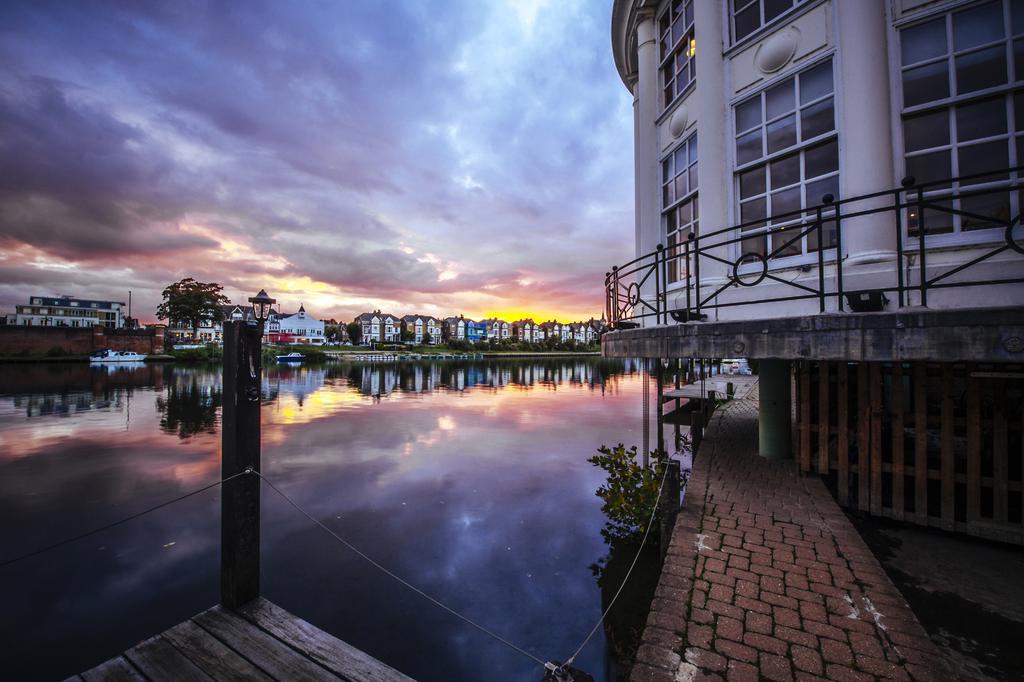 Mitre Hotel Kingston upon Thames  Exterior foto Sunset at the Marina