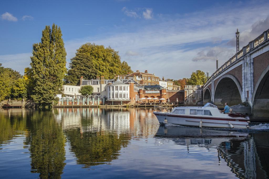 Mitre Hotel Kingston upon Thames  Exterior foto The River Wey at Farnham